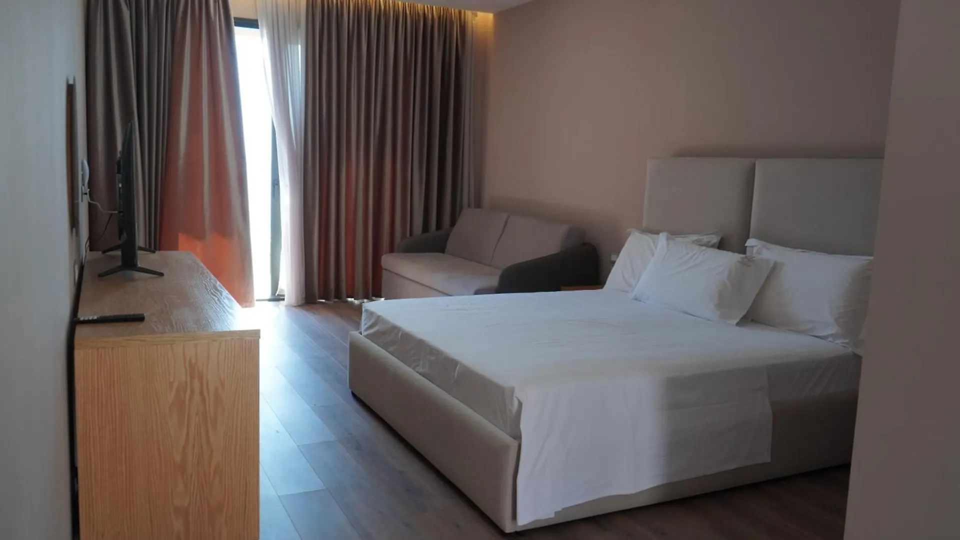Hotel Platinium Dhërmi 4*,